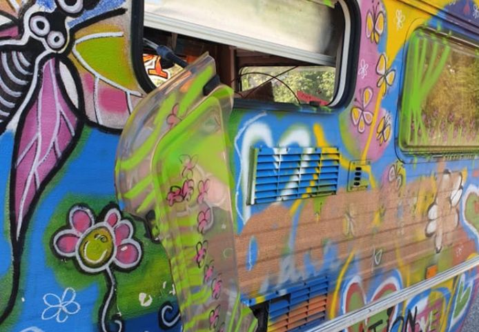 Het raam van de Make It Art Worthy caravan van Cis Deyl is opengebroken.