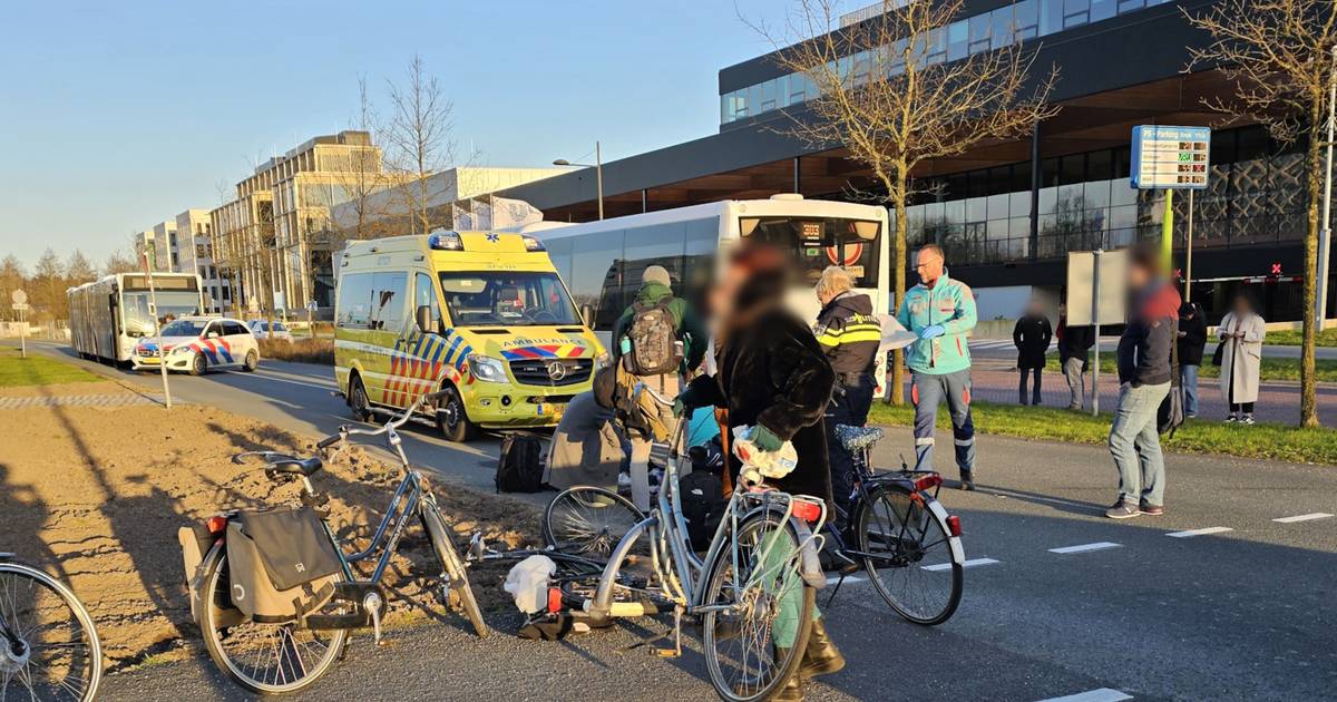 Fietser ernstig gewond bij aanrijding met bus op campus in Wageningen.