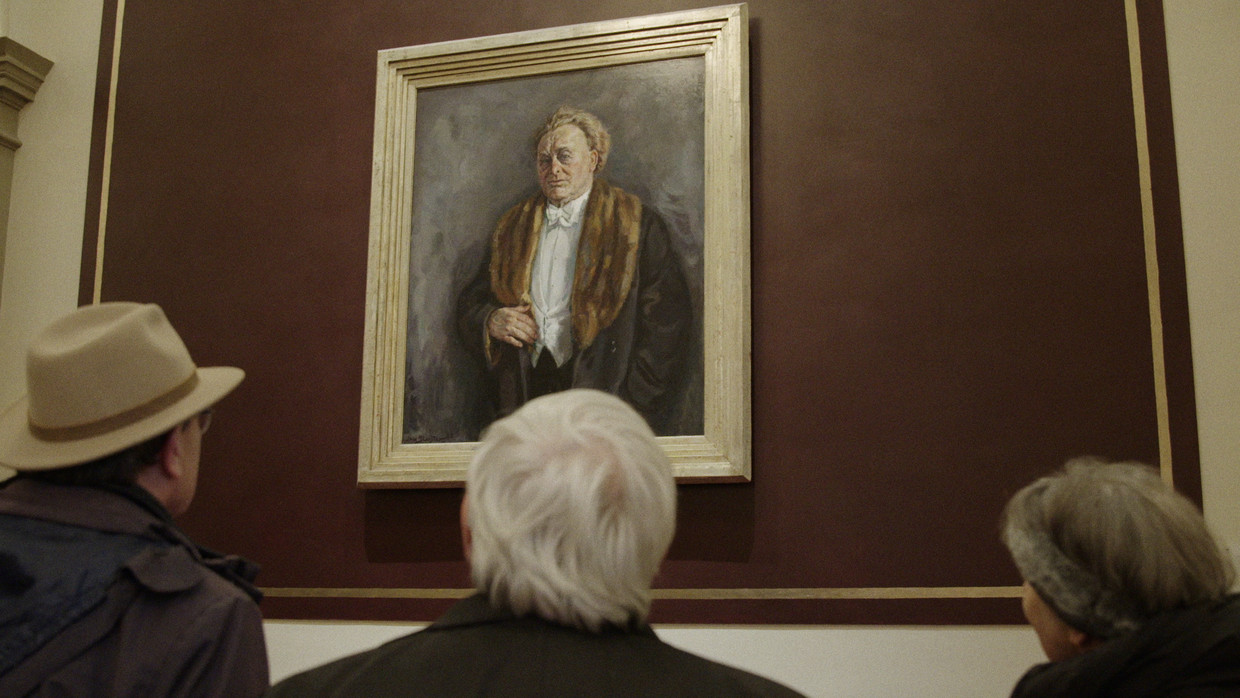 Paul Brill, Aat Tromp en Helly Oestreicher, nazaten van door Mengelberg geredde Joden,  in het Concertgebouw bij het portret van de dirigent.  Beeld EO