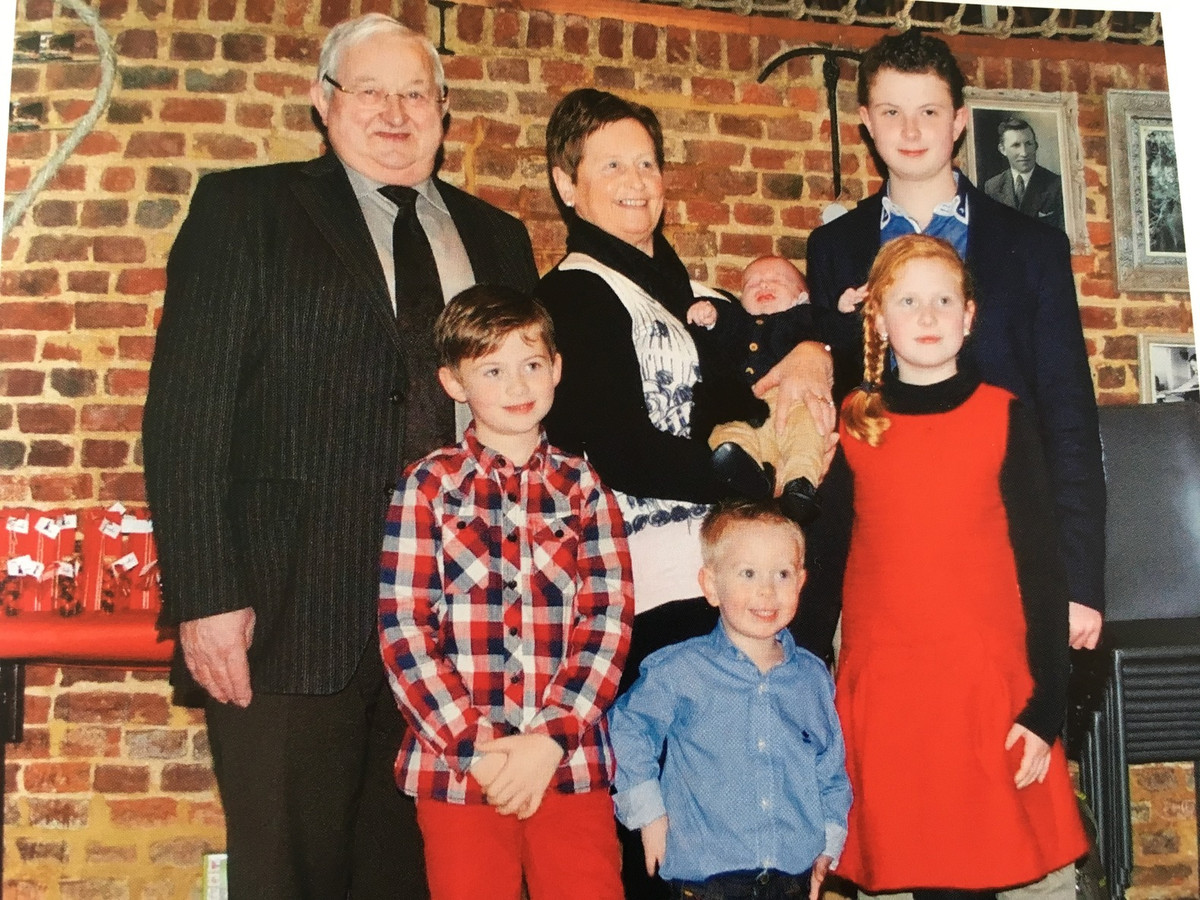 Norbert Vanroose en zijn echtgenote Erna Maes samen met hun kleinkinderen, onder wie Noah (links onderaan) en zijn broer Célis (rechts).