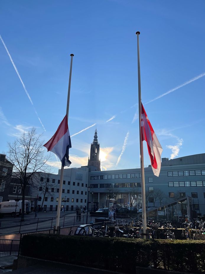 De vlaggen hangen halfstok.