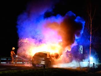Automobilist in Hoge Hexel denkt brandend afval te ruiken, maar het is zijn eigen auto die in de fik staat