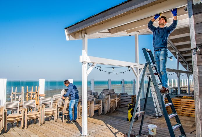Strandclub Zee bij Ouddorp wordt klaargemaakt voor de zomer. De noodgedwongen sluiting als gevolg van de coronacrisis wordt gebruikt voor allerlei klusjes. Intussen staat het terras.