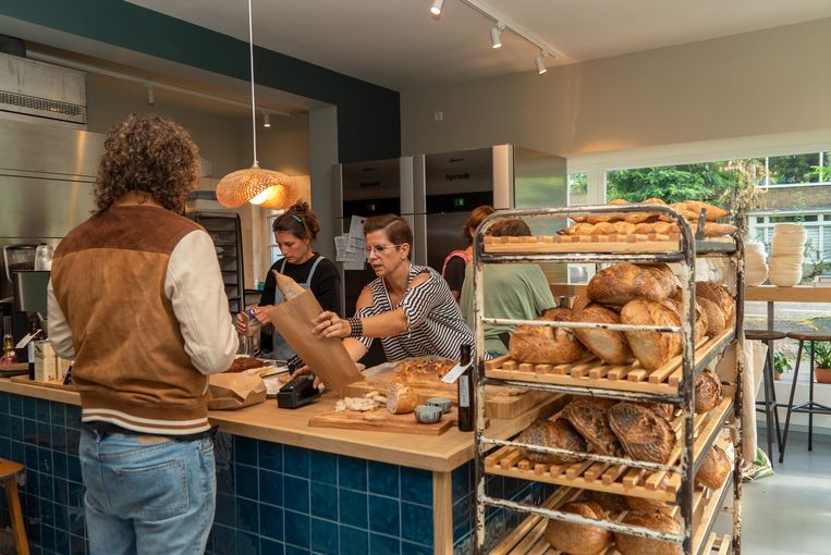 Antri di Mas Bakery untuk roti beragi dan roti gulung kayu manis