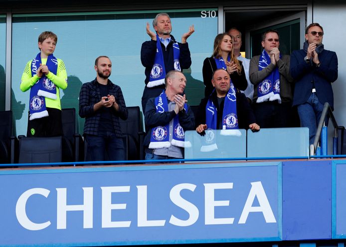 Roman Abramovitsj applaudisseert voor Chelsea.