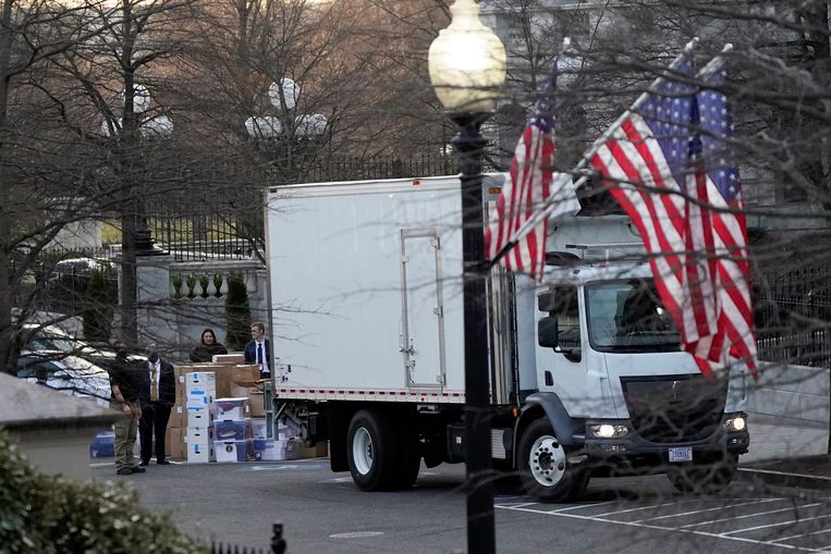 De verhuis van Donald Trump uit het Witte Huis is in volleg gang. Donderdag gingen deze volle dozen de verhuiswagen in. Beeld AP