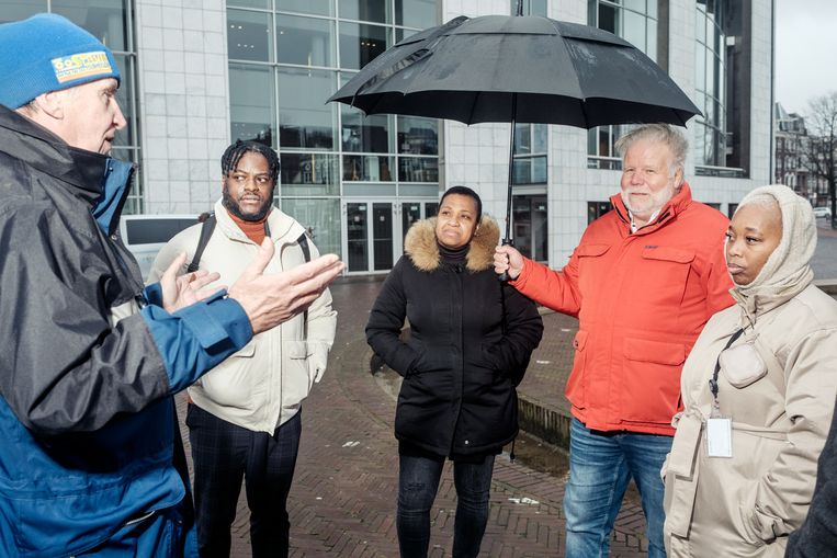 Demonstratie betaald parkeren Amsterdam voor de Stopera. Tweede van links: Jürgen Olivieira en uiterst rechts: Neumine Marshall.  Beeld Jakob van Vliet