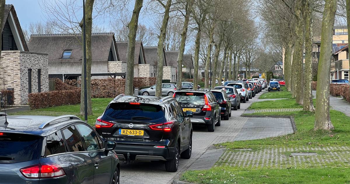 Verkeerschaos in Deventer door uitgifte gratis compost: ongeluk maakt ellende compleet.