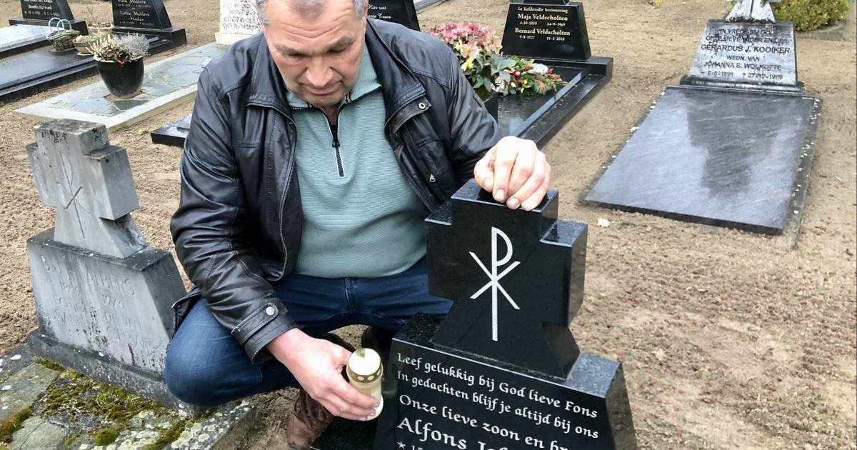 Fons Johannink uit Noord Deurningen verongelukt met zijn brommer op weg naar school.