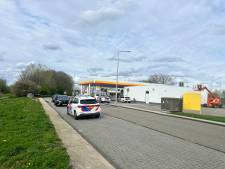 Meerdere politieauto’s aanwezig bij Shell in Elst, agenten zoeken naar persoon