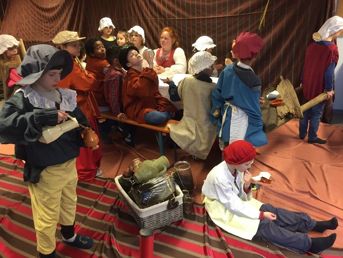 Onder de leuze 'Molenveld proeft Bruegel' konden de leerlingen een hele week letterlijk en figuurlijk proeven van het leven van Bruegel. Hier beelden ze een schilderij uit van Bruegel.