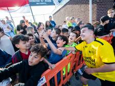 Duizenden kinderen willen selfie met Creators FC: ‘Marouane! Mag ik een foto?’