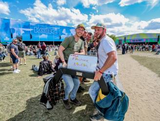 KIJK. Vrienden stelen picknicktafel die ze elke vijf minuten opschuiven: “Tegen Dua Lipa aan het hoofdpodium!”
