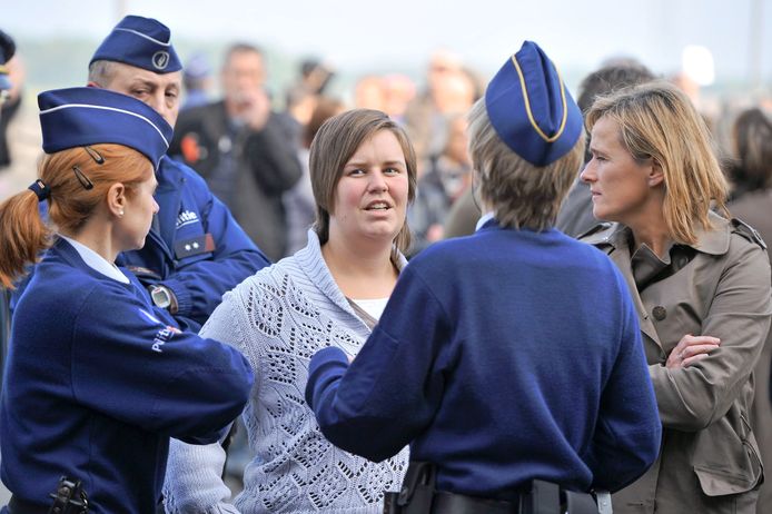 Els Clottemans, begeleid door enkele agenten, in de aanloop naar het proces in 2010.