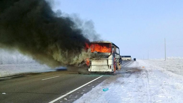 De bus is volledig uitgebrand Beeld ap