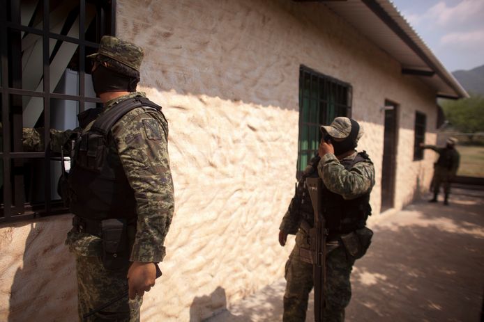 Gemaskerde soldaten tijdens een actie gericht tegen drugskcartel 'Caballeros Templarios' op 25 oktober 2012.