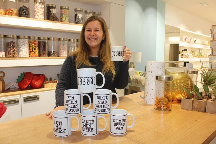 Gerlinde met de Aalsterse koffietassen.