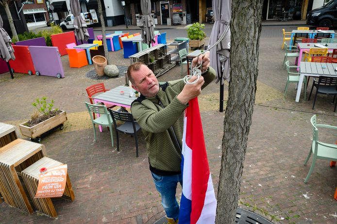 Uitbater Valentijn ter Braack van Vally’s heeft een oranjeprogramma op het Vlearmoesplein tegenover zijn kroeg.