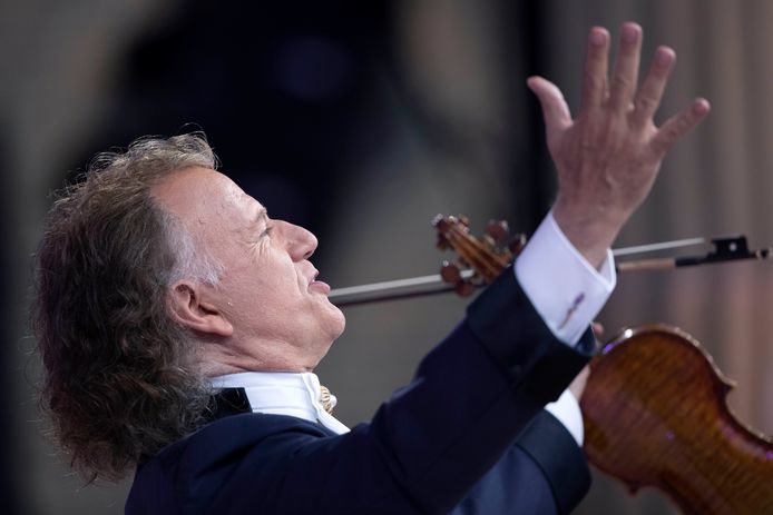 Violist en concertleider André Rieu tijdens zijn concertreeks op het Vrijthof.