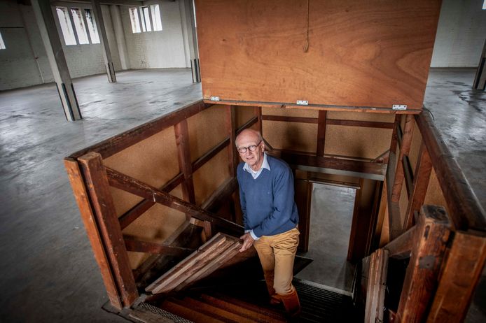 Igno Wouters, terug in  het wolmagazijn van het familiebedrijf, Ververij & Twernerij Broekhoven. ,,Opa verstopte hier achter grote balen wol zijn Buick voor de Duitsers.”