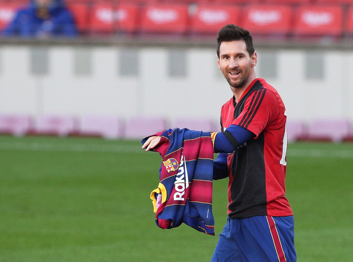 Messi eert Maradona met prachtige goal en toont shirt Newell's Old Boys