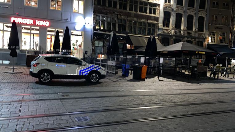 De politie aan café Damberd om 01.45 Beeld Wim Naert