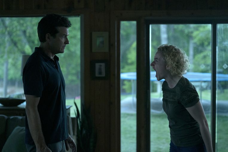 Ozark. (L to R) Jason Bateman as Martin 'Marty' Byrde, Julia Garner as Ruth Langmore in episode 407 of Ozark. Cr. Steve Dietl/Netflix © 2021 Beeld STEVE DIETL/NETFLIX