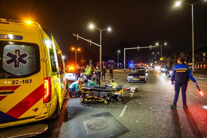 Fietsster aangereden door een auto op de rondweg in Eindhoven.