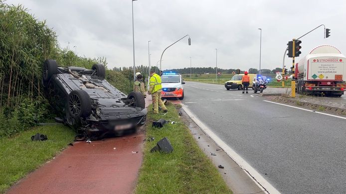 De Mercedes SUV kwam op z'n dak tot stilstand op het fietspad.