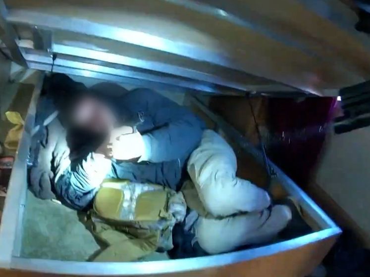 Man in VS verstopt zich onder matras en vuurt op politie