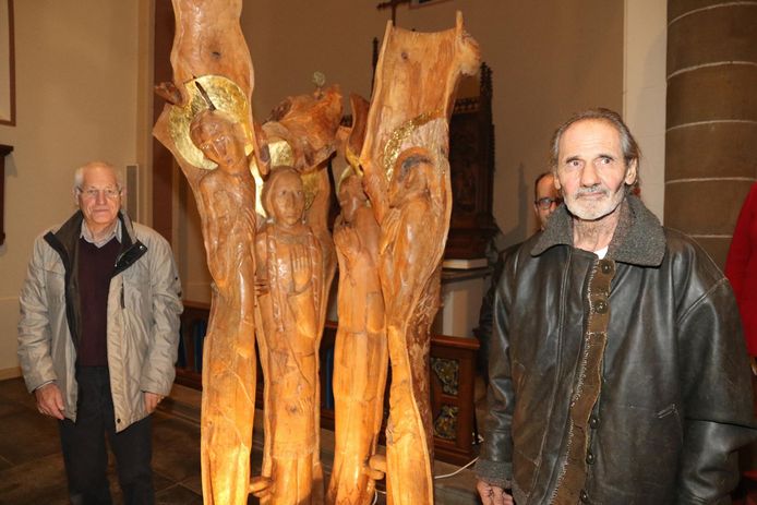 De Duitse kunstenaar Ludwig Schumacher (rechts) met Bernard Duplacie,voorzitter van de kerkfabriek.