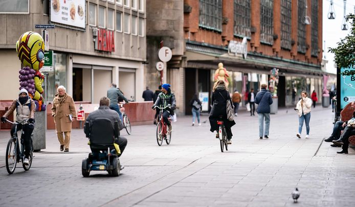 Voetgangers en fietsers in Den Haag.