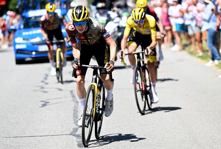 Op de Col du Granon deelt Jonas Vingegaard een eerste zware klap uit aan rivaal Tadej Pogacar. Beeld Photo News