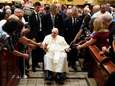 Paus Franciscus ziet lange reizen niet meer zitten: “Gezien mijn leeftijd en mijn beperkingen, moet ik het rustig aan doen”