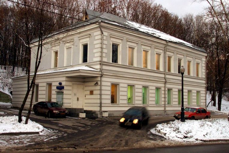 Het Sacharov-Centrum in Moskou in 2003. De organisatie wordt uit het pand gezet waar het bijna dertig jaar lang gratis mocht zitten van de autoriteiten.  Beeld Maxim Marmur / AP