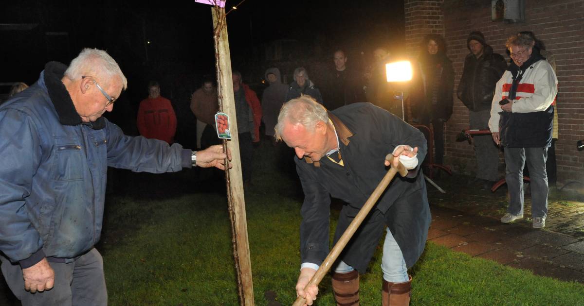 Dokter Ponten schenkt enorm bedrag voor dorpstuin en plant eerste boom: ‘Ik laat hier graag iets ach