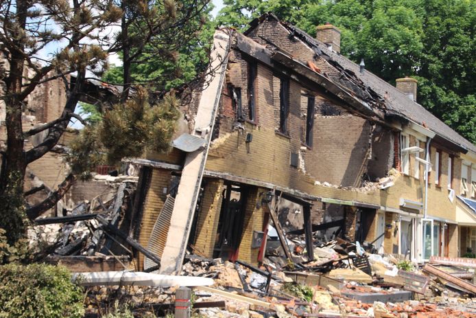 Zes woningen aan de Grote Fok op Urk zijn na de ontploffingen op vrijdag 3 juni 2016 onbewoonbaar verklaard.