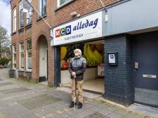 Ad (80) is blij dat hij een supermarkt heeft gevonden in Utrecht met gewone kassa (en geen 80 soorten toetjes) 
