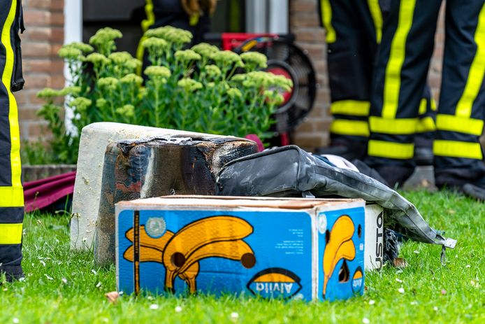 De brand aan de Jasmijnstraat in Made trok veel kijkers.