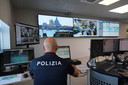 Een politieagent kijkt naar monitoren in de controlekamer van de politie, die worden gebruikt om het aantal toeristen te controleren dat de stad binnenkomt.
