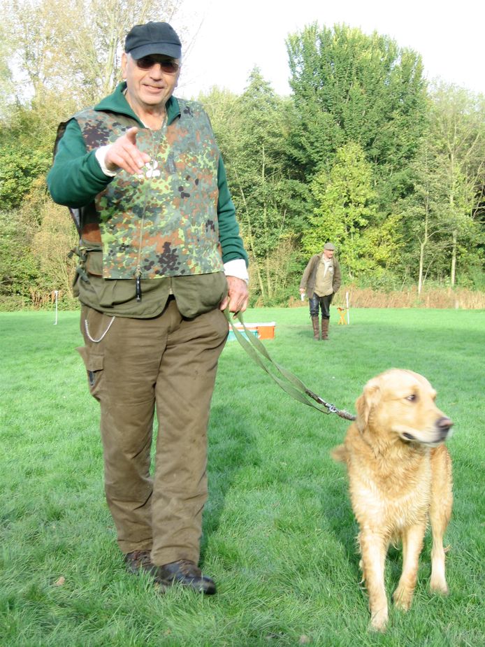 Leen Geelhoed met Kuno, de golden retriever waarmee hij in 2005 de Nimrod-wedstrijd won.