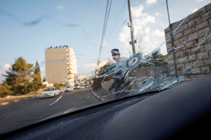 Auto met stukgeschoten voorruit op de Westelijke Jordaanoever.