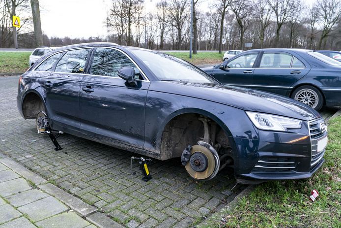 Dieven stelen wielen van Audi op carpoolplaats in Den Hout Oosterhout