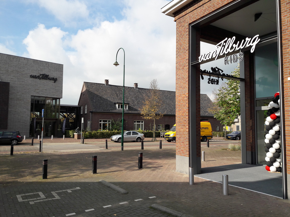 En hop nu zit Van Tilburg ook aan de overkant modehuis rolt uit