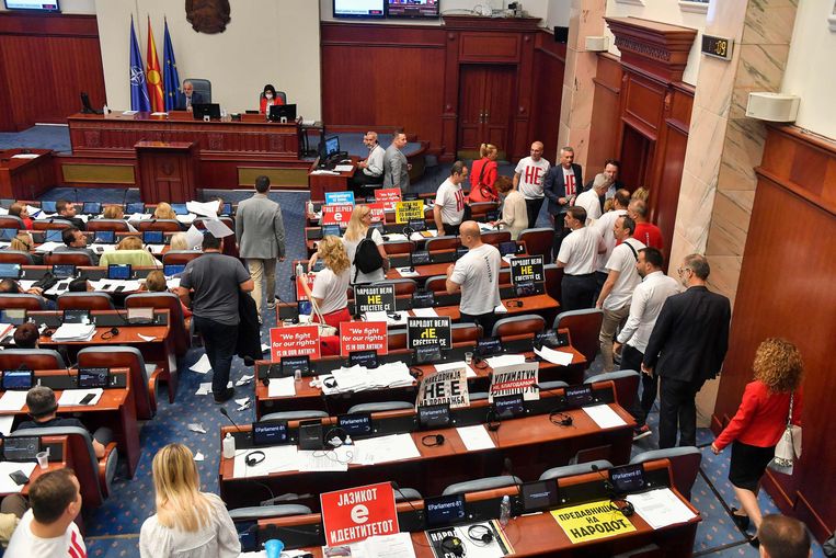 Oppositieleden verlaten de parlementszaal tijdens de stemming over het compromisvoorstel dat de EU-toetreding van Noord-Macedonië mogelijk moet maken. Beeld AFP