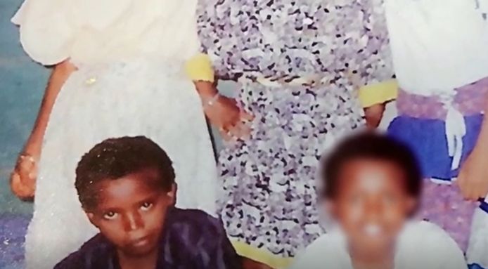 Een jeugdfoto van Farah (linksonder).