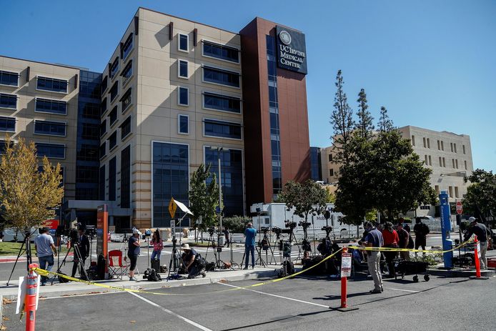 Mediaploegen staan buiten te wachten bij het University of California Irvine Medical Center waar Clinton is opgenomen.
