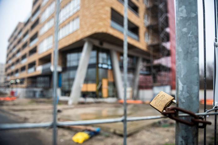 Plotseling halen onderaannemers hun spullen weg, gaat het bouwhek op slot en begint het lange wachten. Kopers van het appartementengebouw aan de Aziëlaan in Alphen worden ermee geconfronteerd.