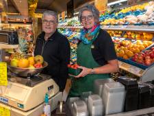 Adrie en Matty zoeken een opvolger voor groentezaak Nelisse aan het Zonneplein: ‘De markt voor vers groeit’