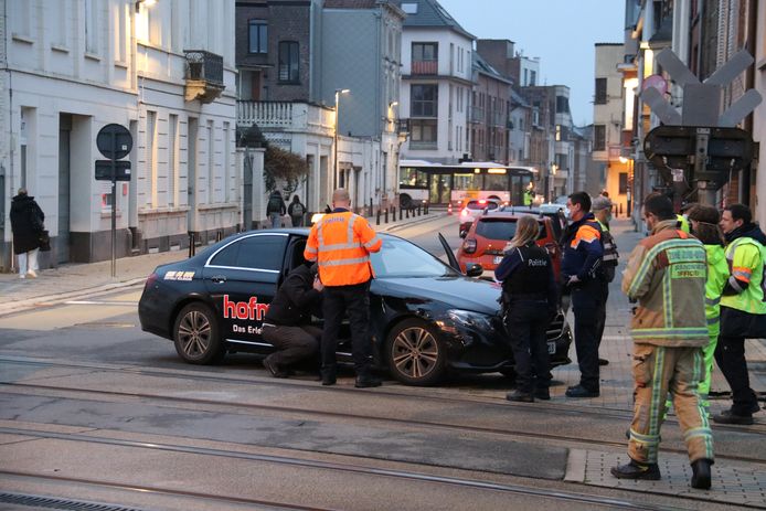 De wagen raakte aanzienlijk beschadigd bij de aanrijding door de trein.